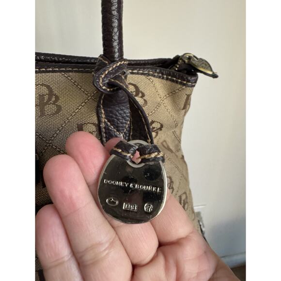 Beautiful Dooney&Bourke Leather Trimmed Signature Canvas Vintage Shoulder Bag - Picture 4 of 8